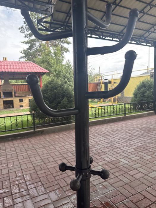 Черная вешелка для дома