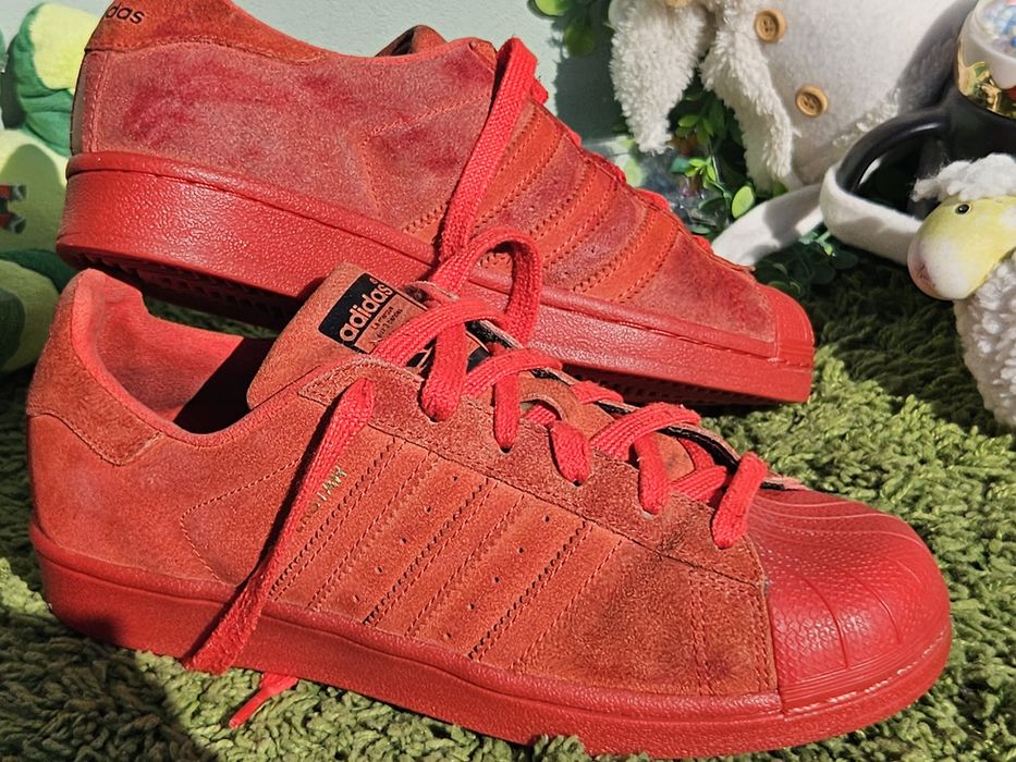 Adidas superstar в червено