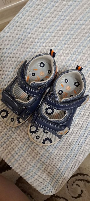 Продам детские сандали 20р.