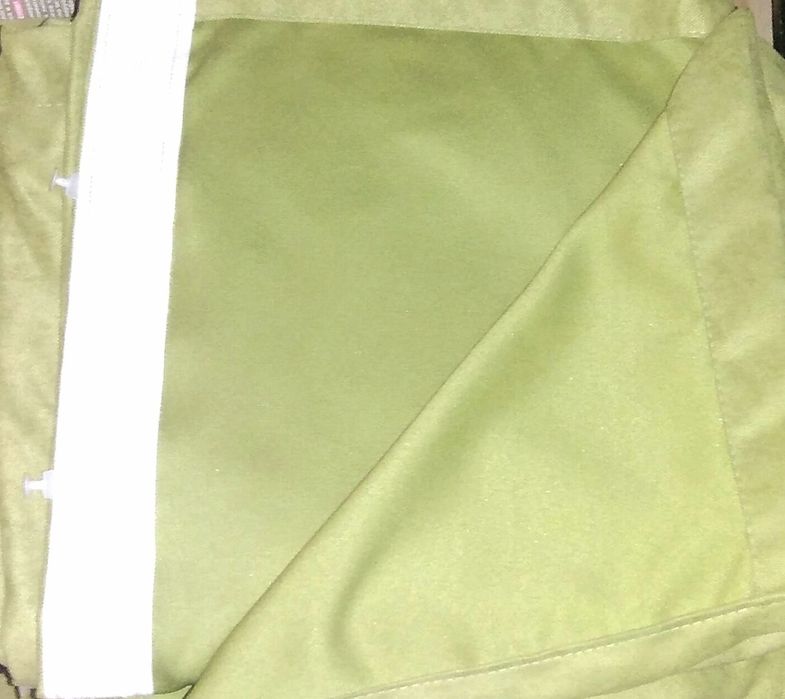 Плътни завеси в маслено-зелен нюанс и кадифена текстура на плата