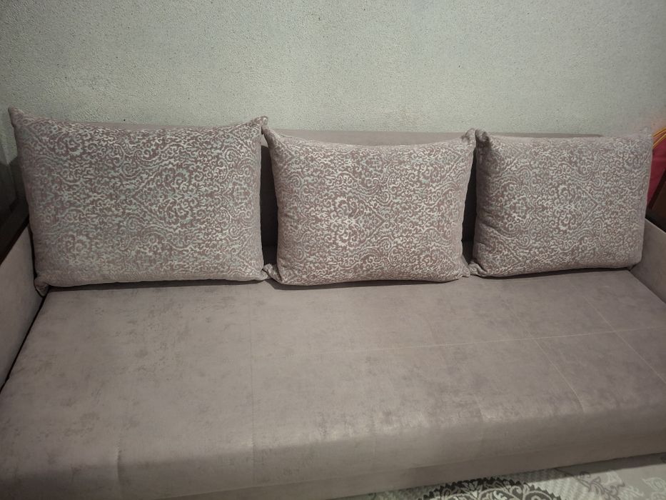 Диван  с подушками