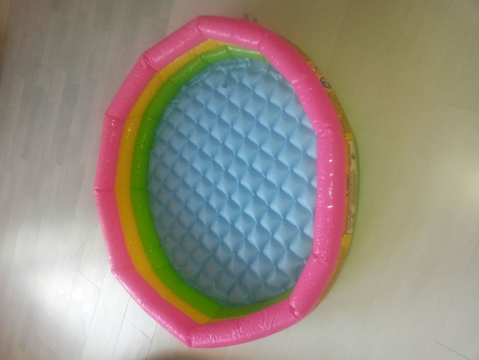 Лот от надуваема лодка, жилетка и басеин.