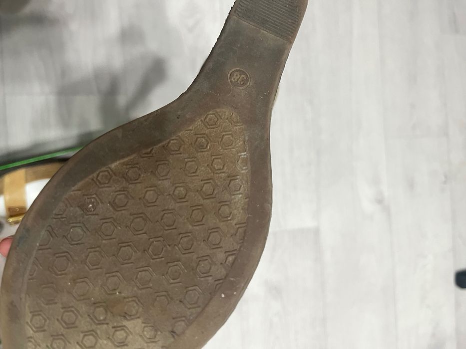 Продам пару обуви летней