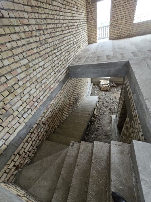 Gulistonning markazida 2 etajli uylar sotiladi.