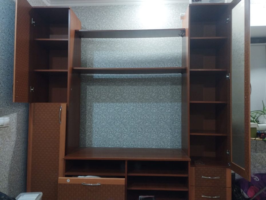 Стенка в комнату срочно