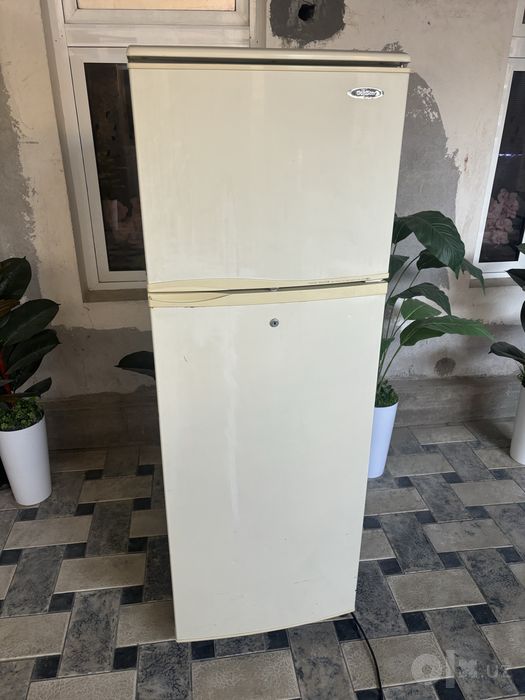 Срочно продам холодильник Goldstar работает отличный