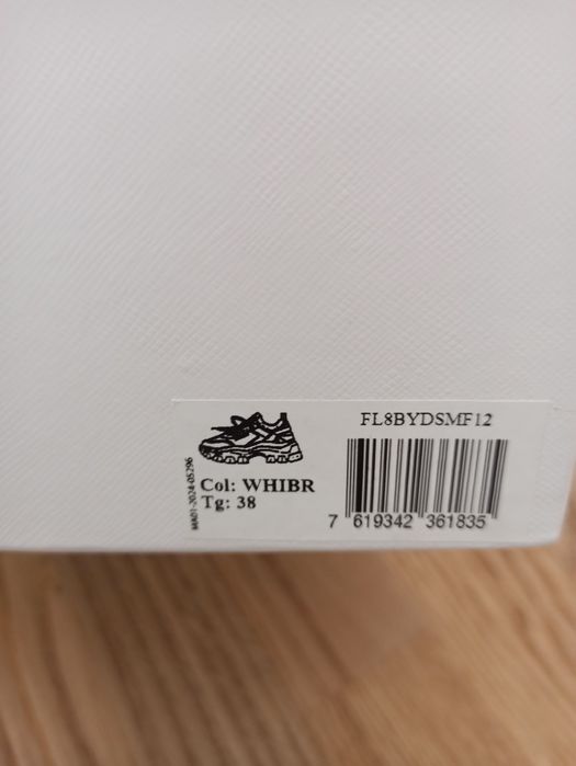 Маратонки Guess.