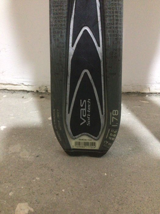 Vând 2 perechi de schiuri stare bună