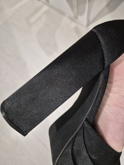 Дамски обувки с платформа и висок ток