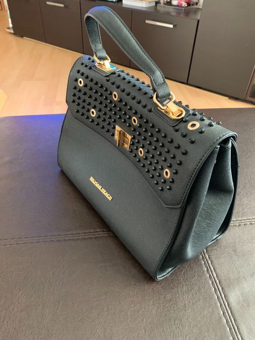 Дамска чанта с черни и златни елементи.Неразличима от нова!