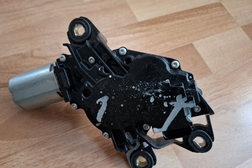 Motoraș ștergător luneta Golf 6