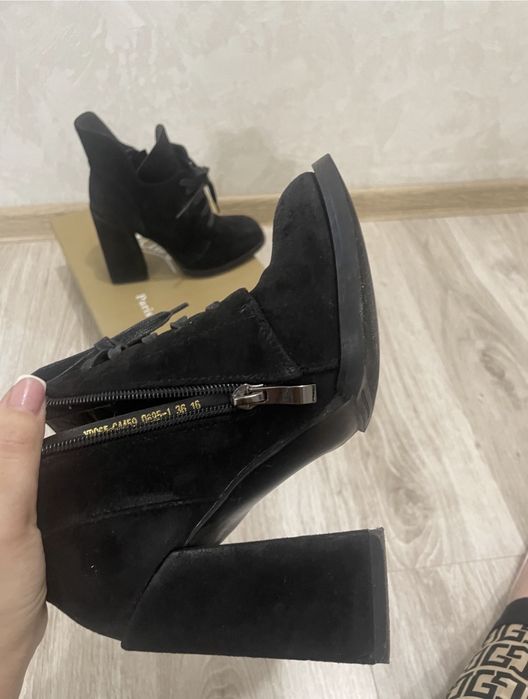 Черные сапоги на каблуке