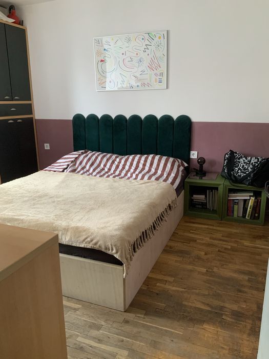 Спалня 160/200 с гръб от тапицирани пана и подматрачна рамка