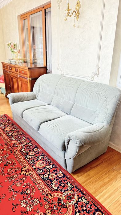 Продам диван трёхместный и кресло