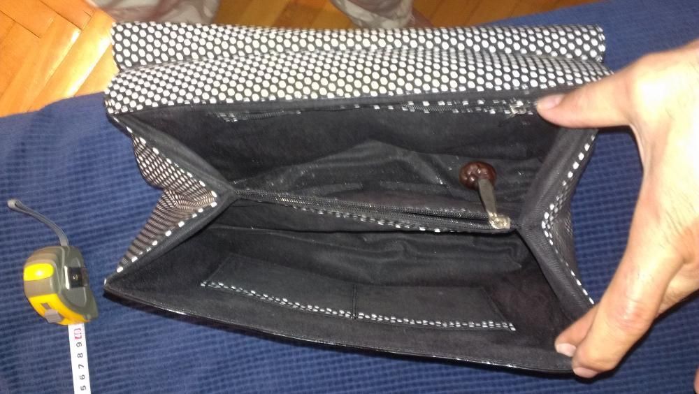 Дамска кожена чанта на черни и бели точки