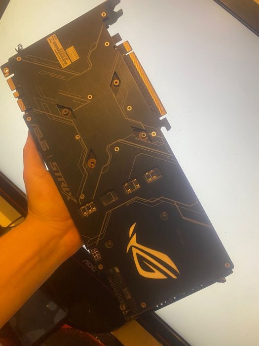 Placa video Asus ROG Strix GTX 1070 cu 8GB de memorie,