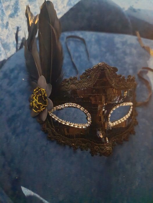 Женская карнавальная маска в черном цвете