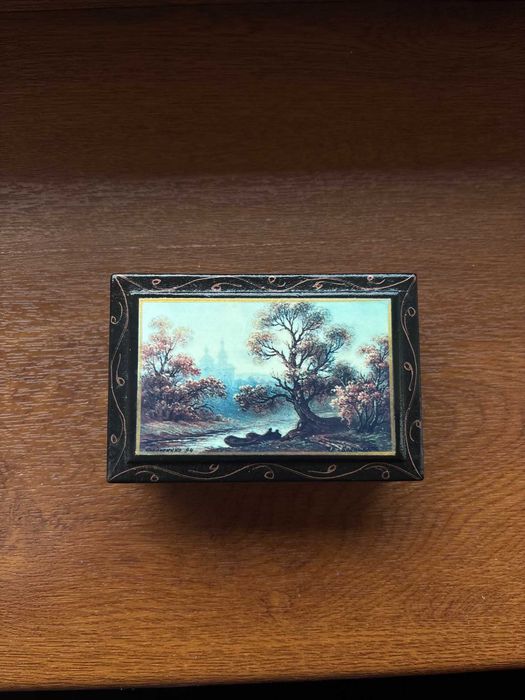 Cutiuță rusească/lemn/lucrată manual/semnată/impecabilă/9,1cm×6,1cm.