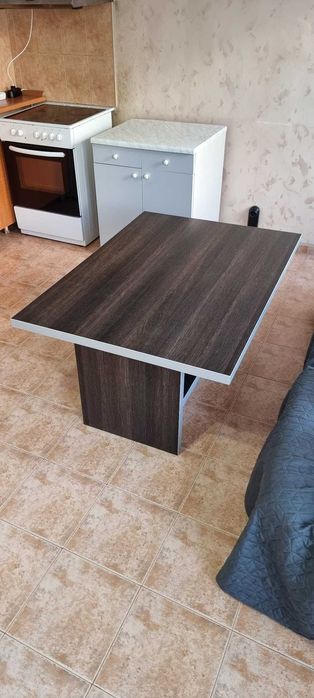 Продавам масивна холна маса в перфектно състояние 125/85/вис 55