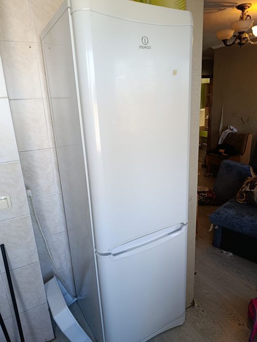 продается холодильник Индезит