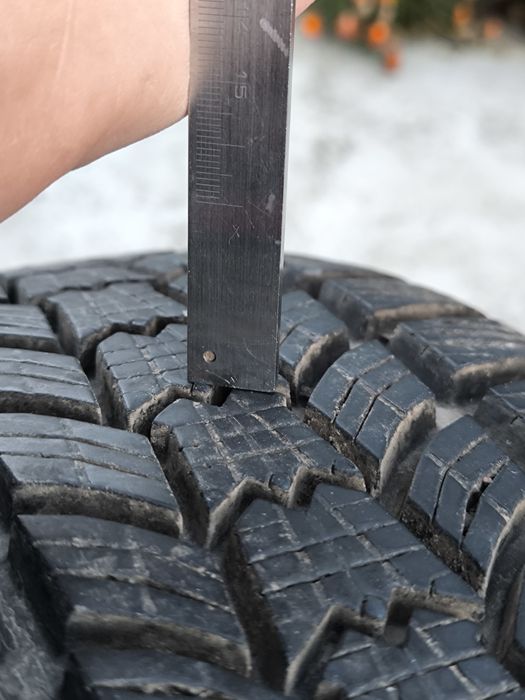 Два броя зимни гуми 215/65/R16