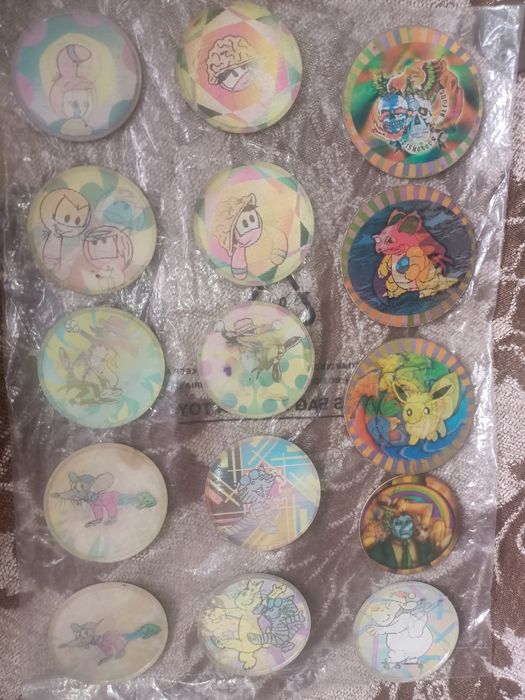 Фишки от конфет-жевачек 1990 года .