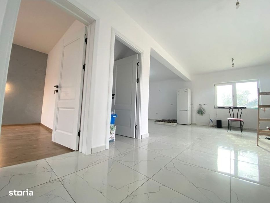 Vand casa pe structura metalica si panou sendwis de locuit