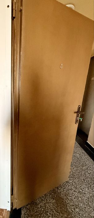 Продавам метална входна врата с каса 1920/830