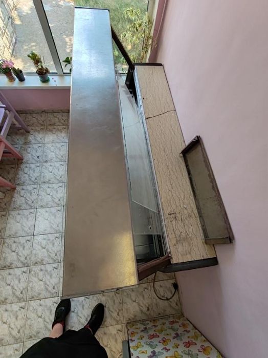 Продавам сладкарска витрина.