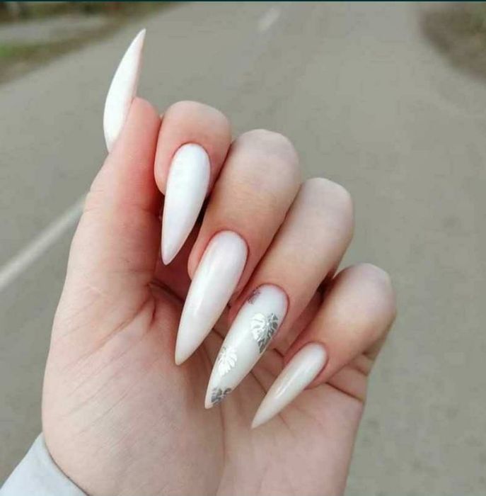 Маникюр на длинный миндаль. Ногти длинные острые. Ногти длинные острые миндаль. Ногти стилет и миндаль. Острый миндаль нюд.