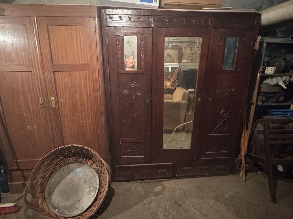 Два броя ретро гордероби.