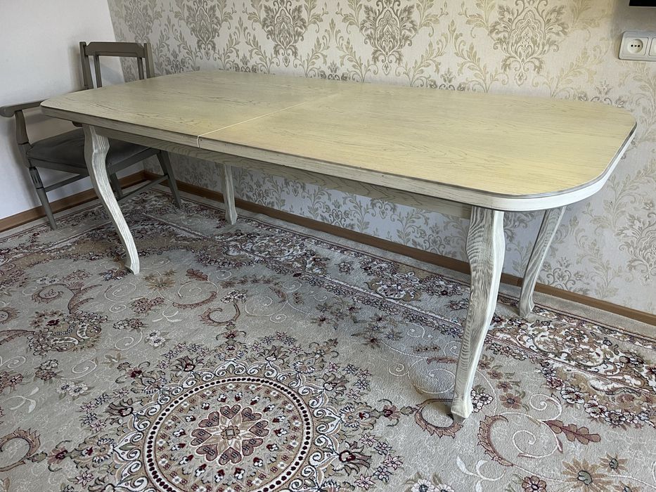 Продам стол для гостиной