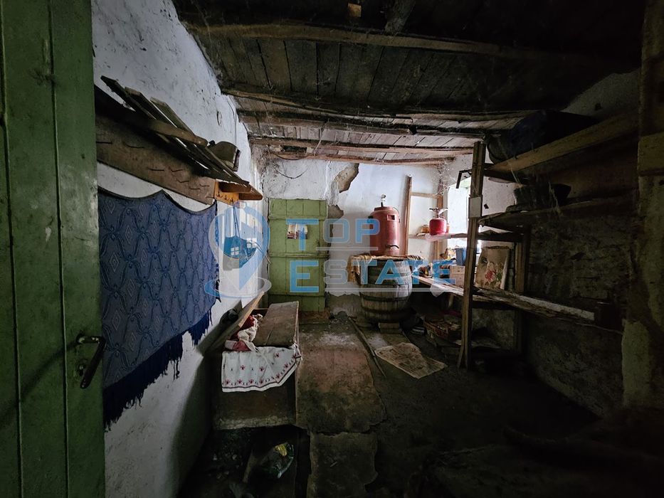 Голяма едноетажна тухлена къща с гараж в село Страхилово