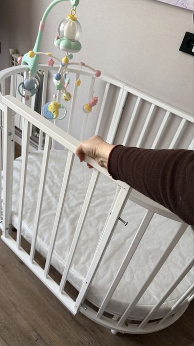 Продам кровать детскую+подарок мобиль