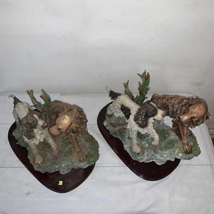 Statuie catei pe suport de lemn