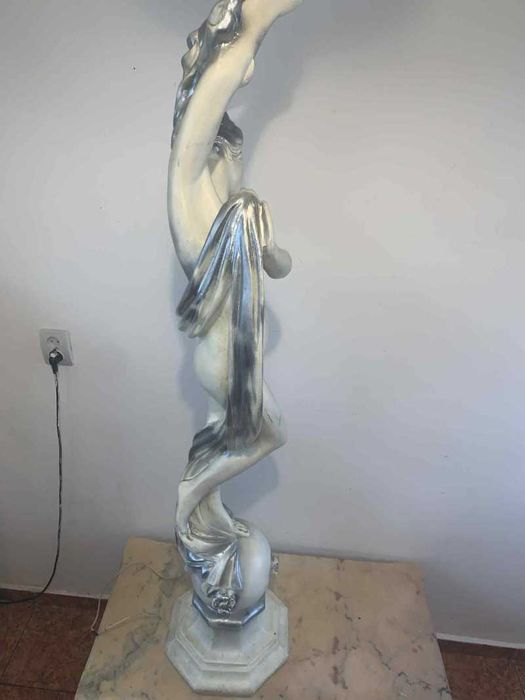 Veioza de podea statuie