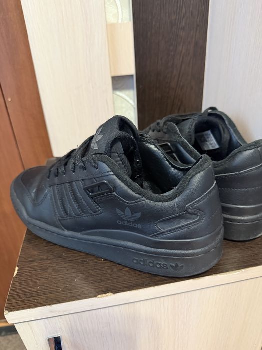 Кросовки адидас размер 40-41 ориентировочно