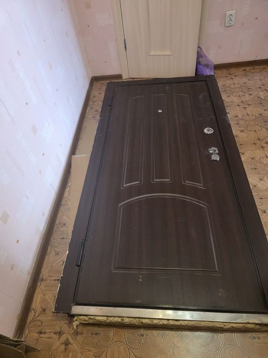 Отдам входную  дверь .