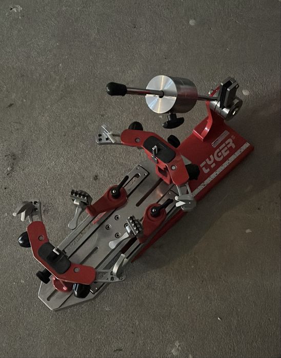 Masina de racordat rachete de tenis