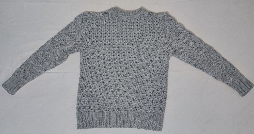 Вязанный свитер белоснежного цвета