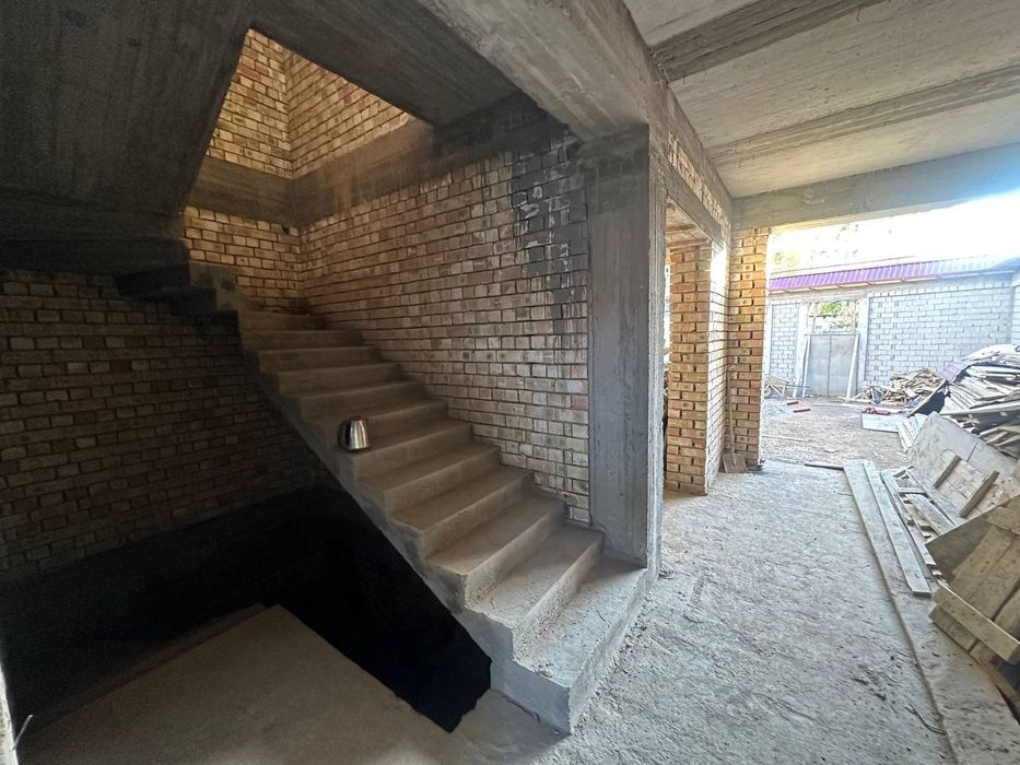 Eshonguzar bekbaraka dom orqasida ikki sotik uch qavat karobka