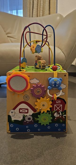 Cub multifuncțional, interactiv din lemn cu ceas