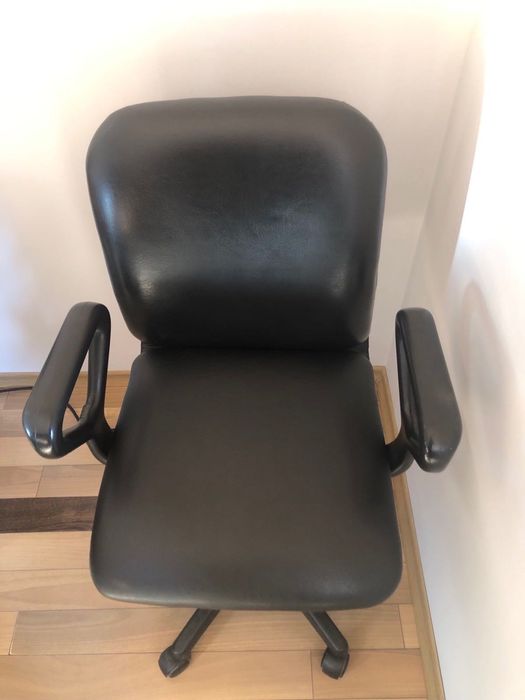 Кожен въртящ се стол