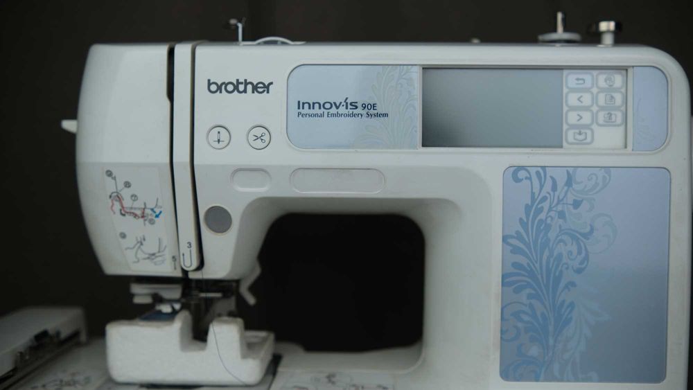 Masina de brodat Brother Innov-IS 90E, toate accesoriile incluse