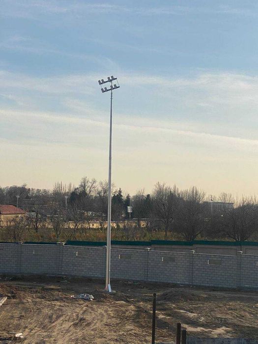 Мачты освещения стадиона, футбольного поля, спортивной площадки