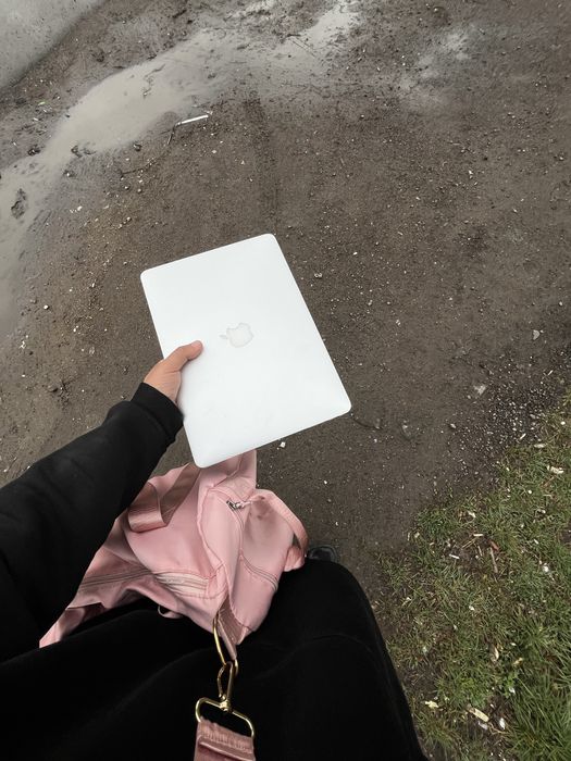 Продам Macbook air 13