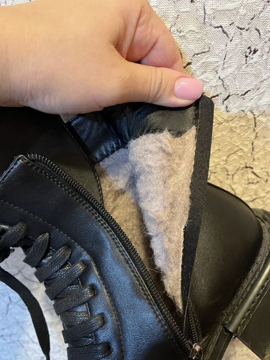 Продам зимние ботинки женские