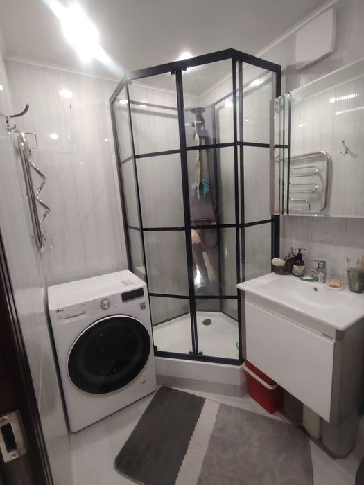 Продам квартиру трехкомнатную