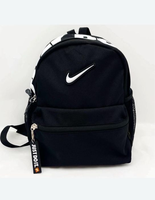Нова раница Nike