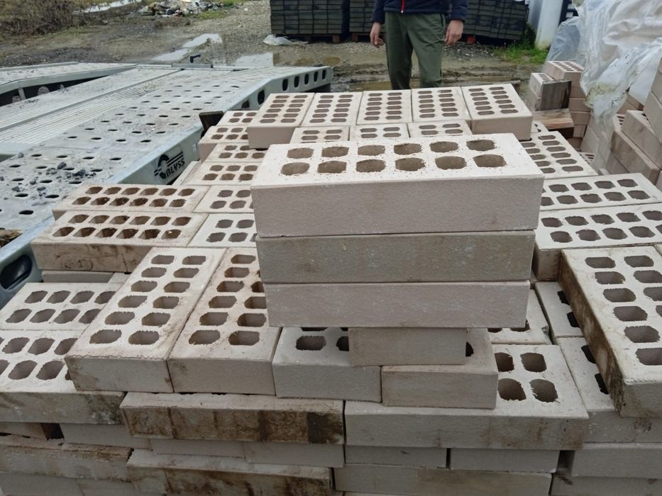 Vand caramida aparenta